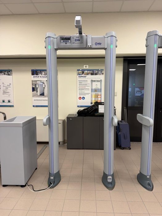 Varchi affiancati a un metal detector