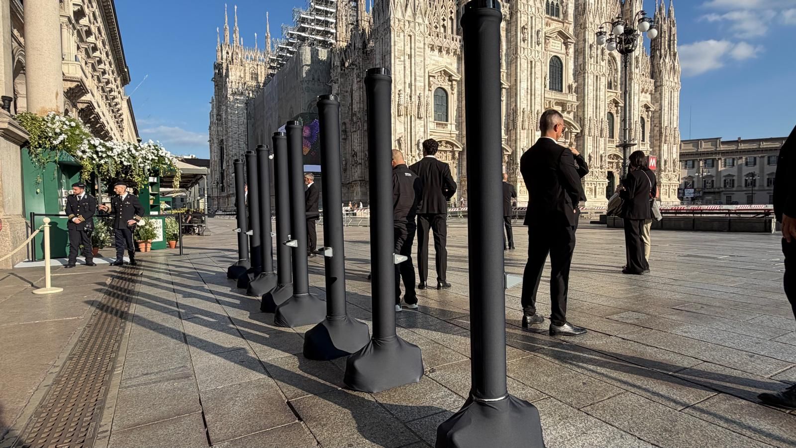 Varchi di sicurezza in fila in Piazza del Duomo a Milano per Vogue World 2026